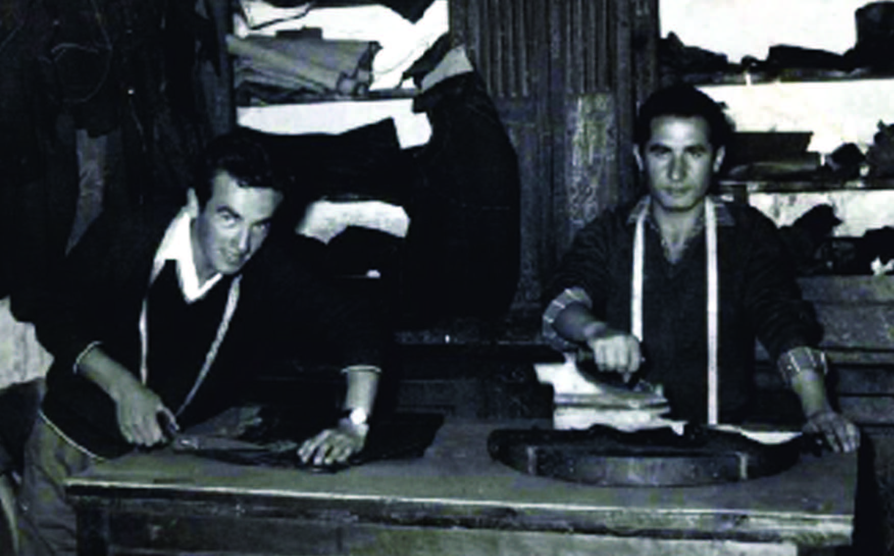 Tonino DI CILLO (a sinistra) e Pasquale LAMOGLIE, apprendisti nella sartoria di Giovanni CAPUTI