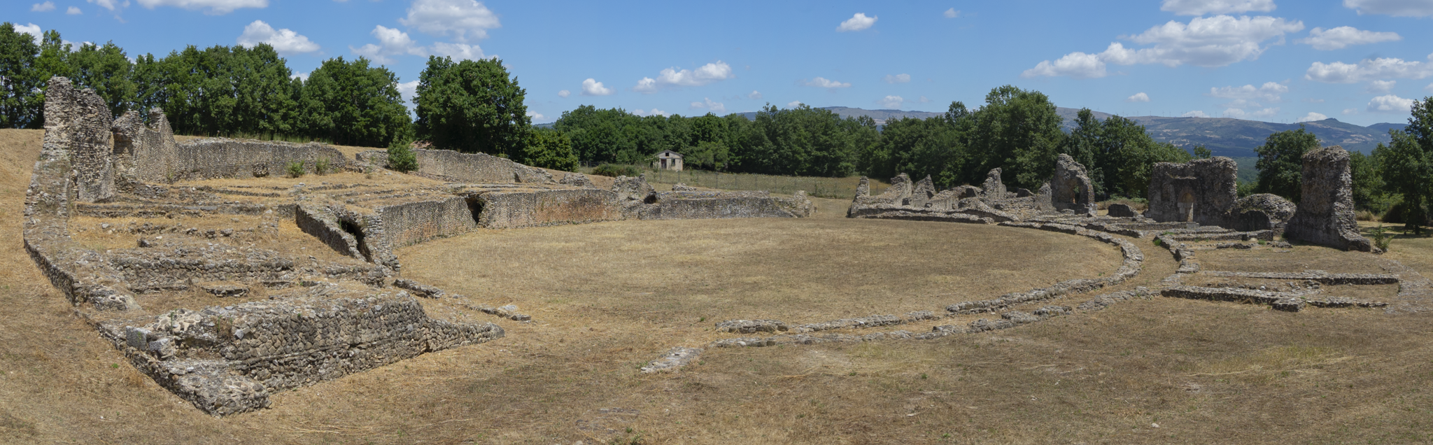 l'anfiteatro negli scavi di Grumentum